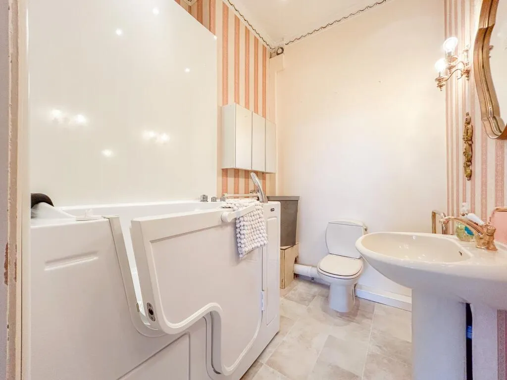 7 bed Semi-Detached