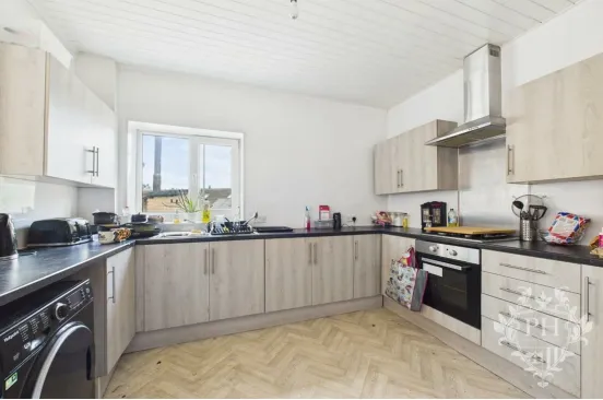 4 bed Shop