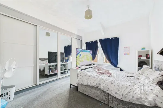 4 bed Shop