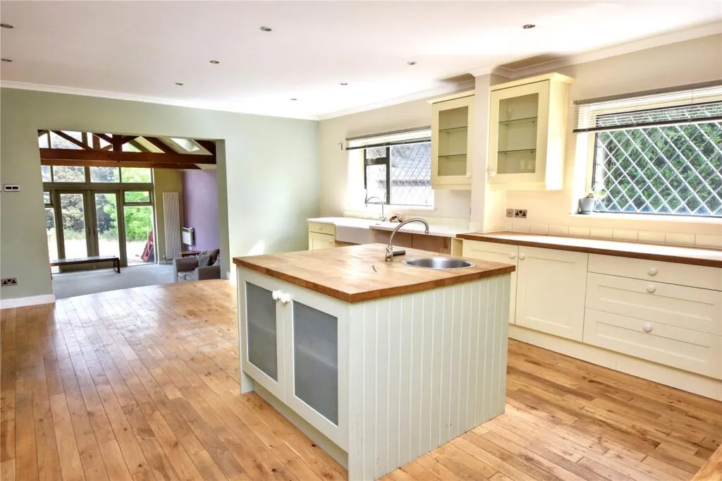 5 bed Detached Bungalow