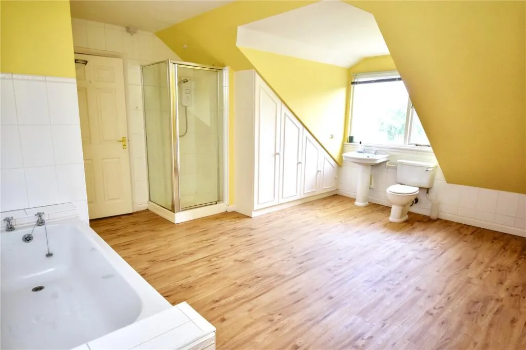 5 bed Detached Bungalow
