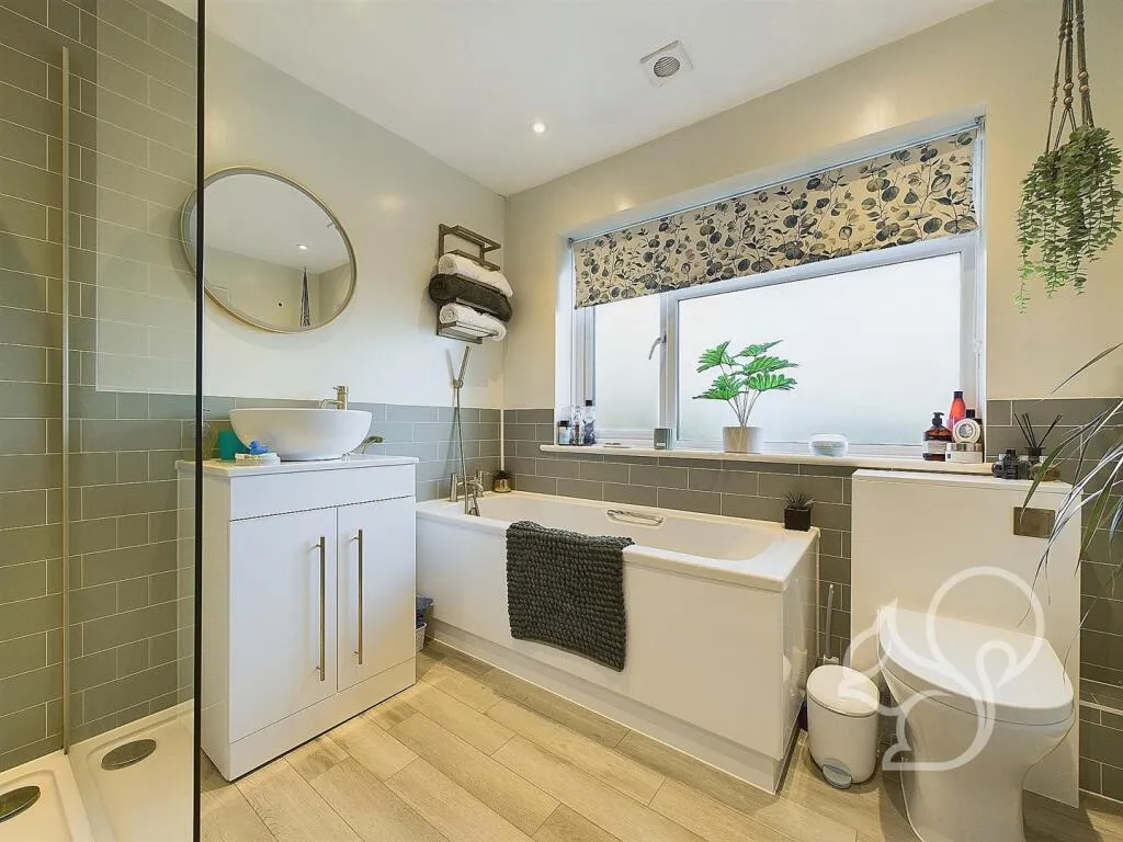 4 bed Detached