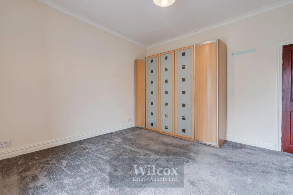 4 bed Shop
