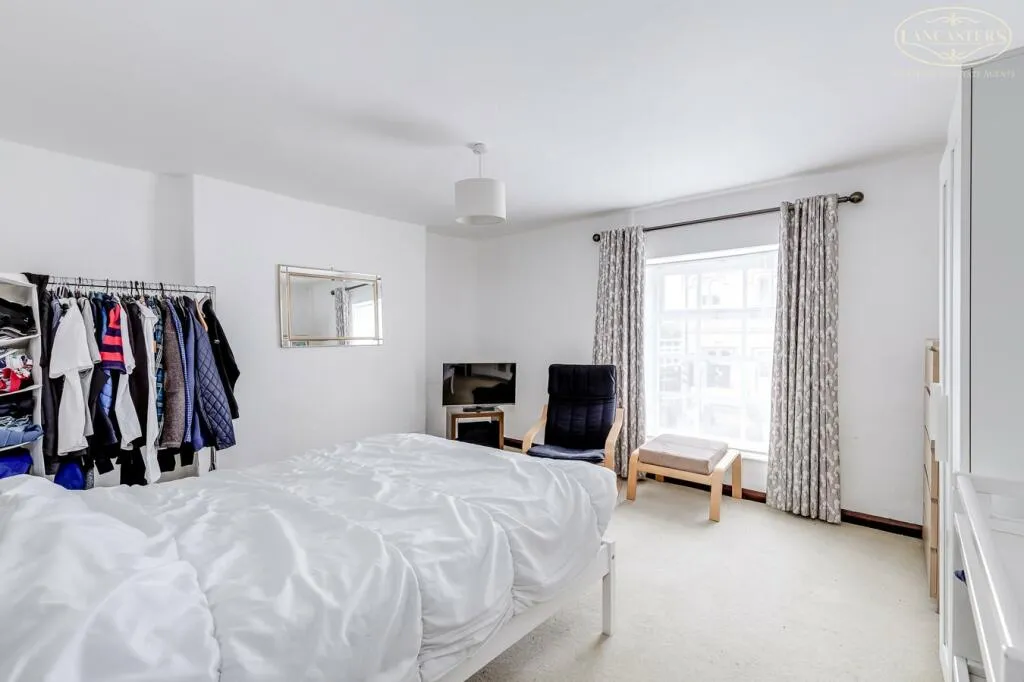 4 bed End of Terrace