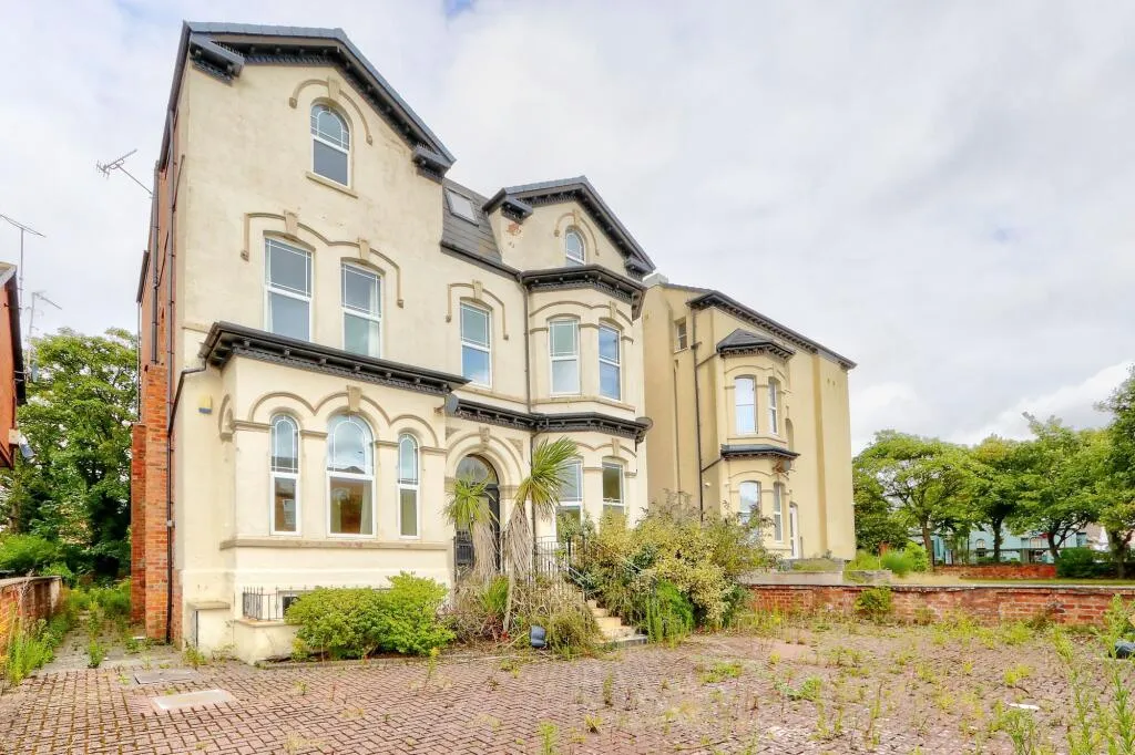 7 bed Block of Apartments