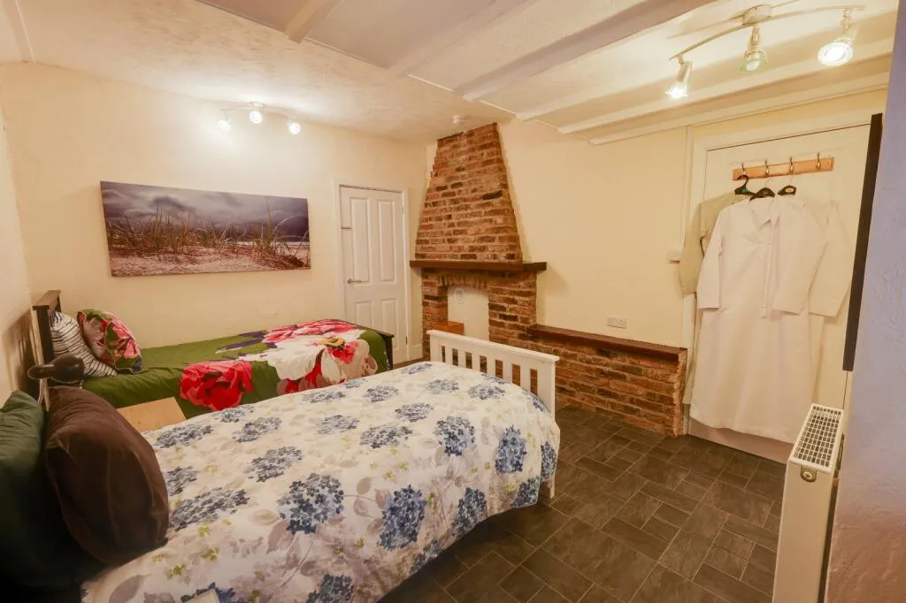 6 bed Link Detached House