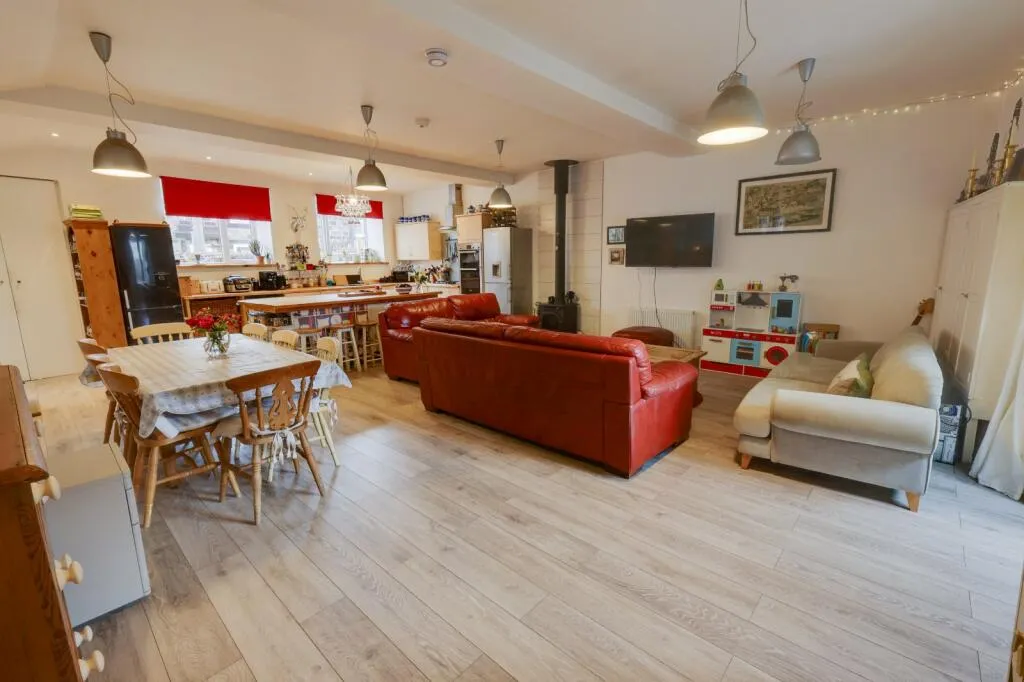 6 bed Link Detached House