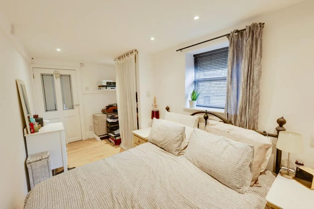 6 bed Link Detached House