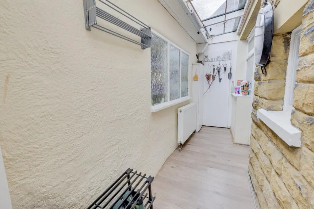 6 bed Link Detached House
