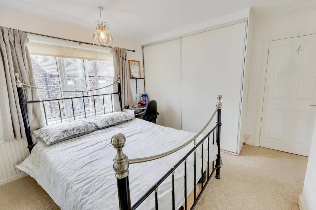 6 bed Link Detached House