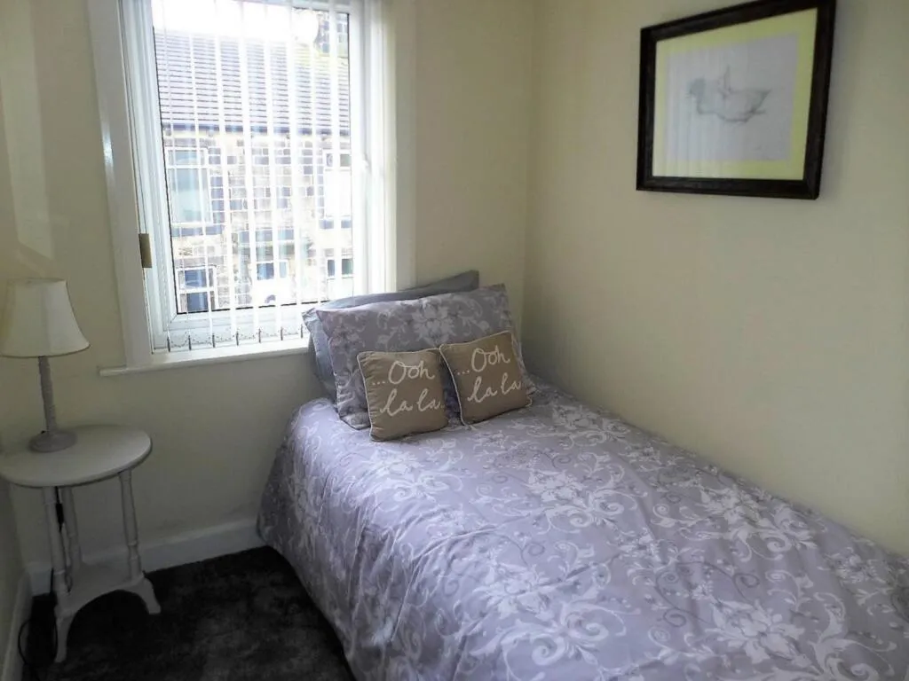 6 bed Link Detached House