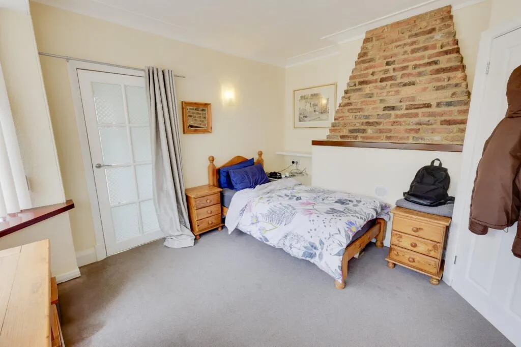 6 bed Link Detached House
