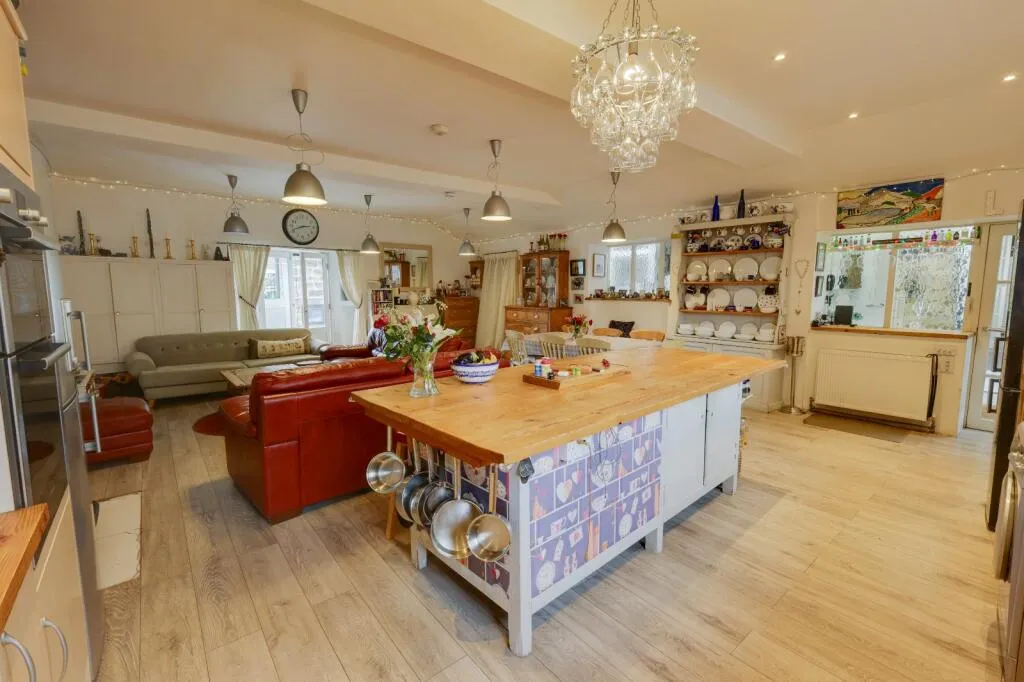 6 bed Link Detached House