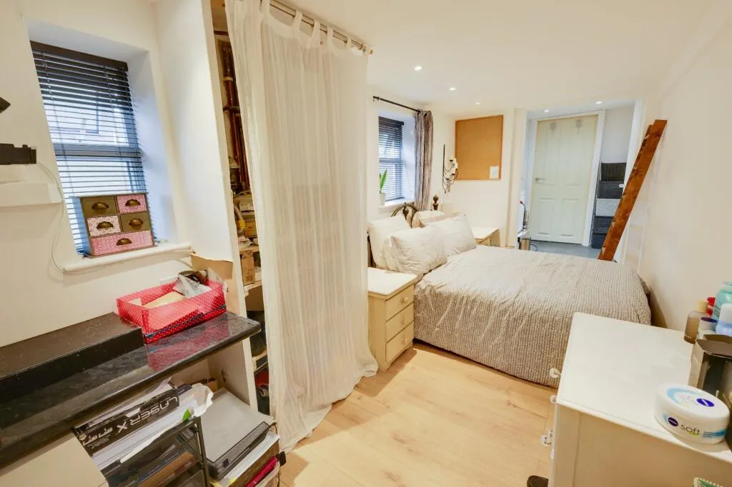 6 bed Link Detached House