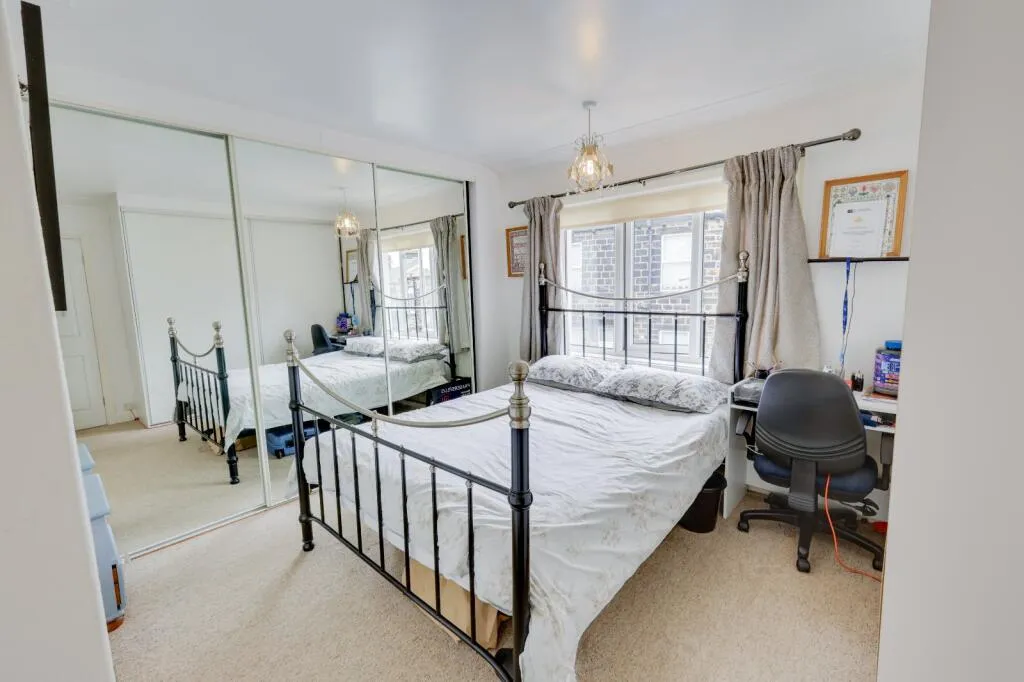 6 bed Link Detached House