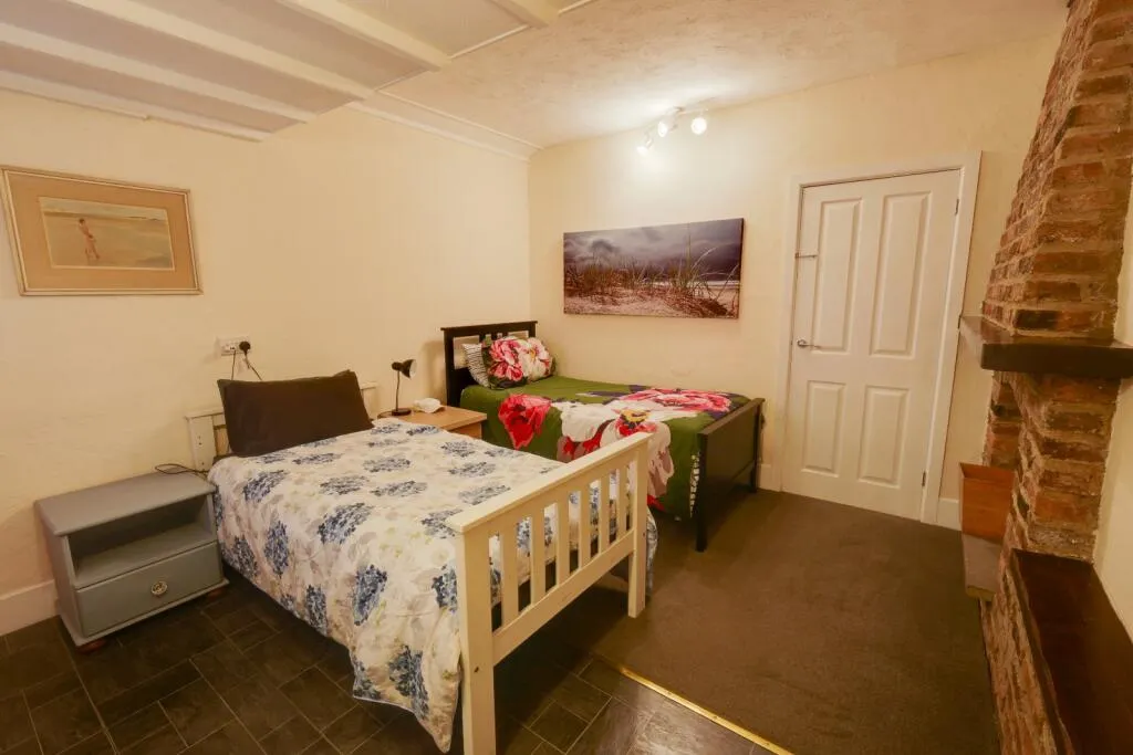 6 bed Link Detached House