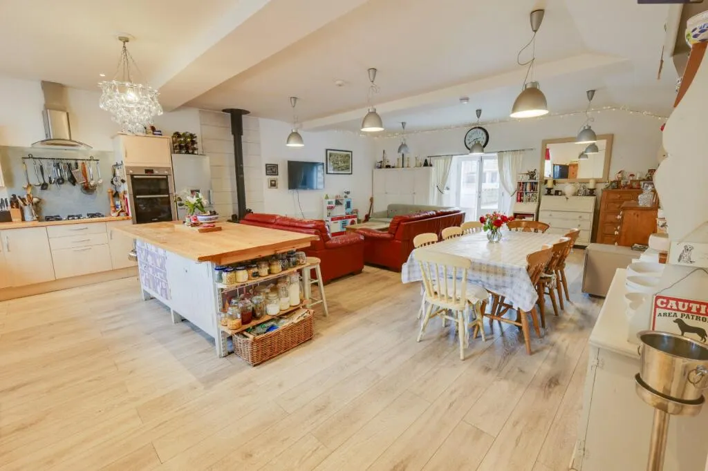 6 bed Link Detached House