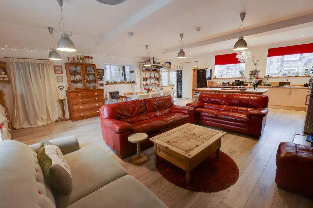 6 bed Link Detached House