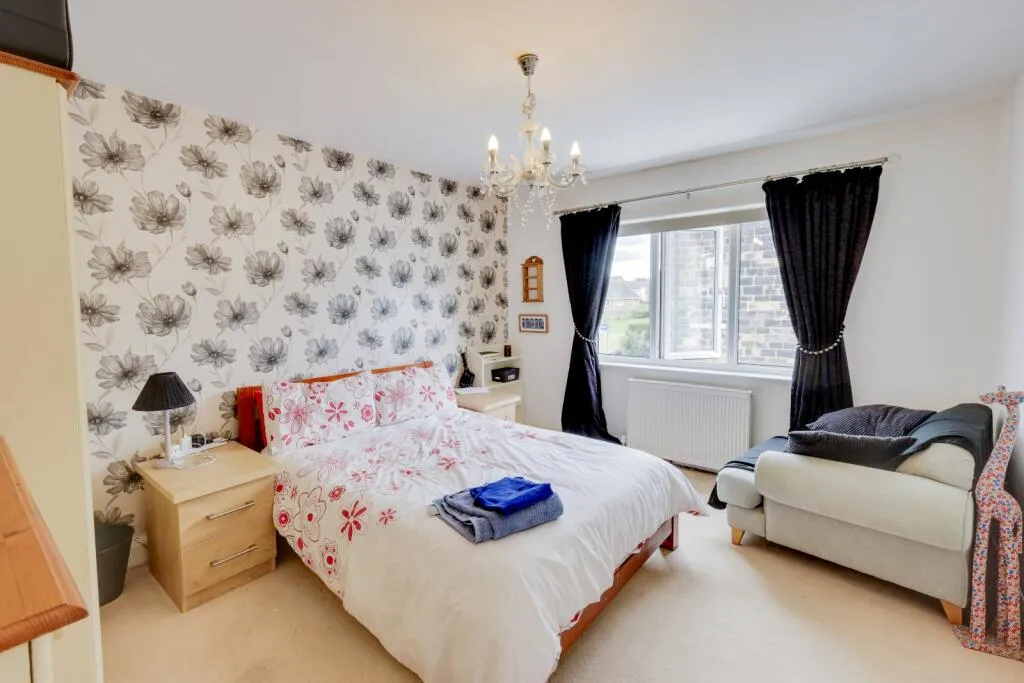 6 bed Link Detached House
