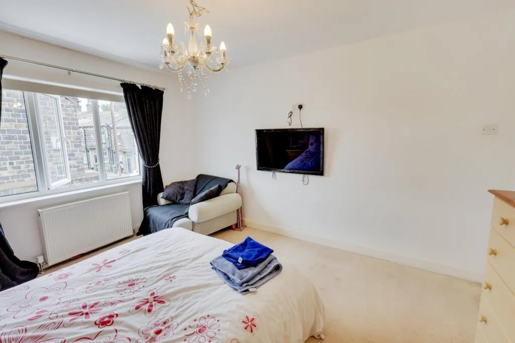 6 bed Link Detached House