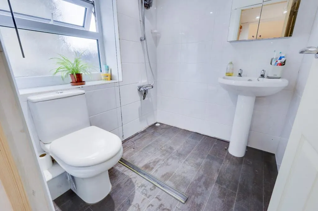 6 bed Link Detached House