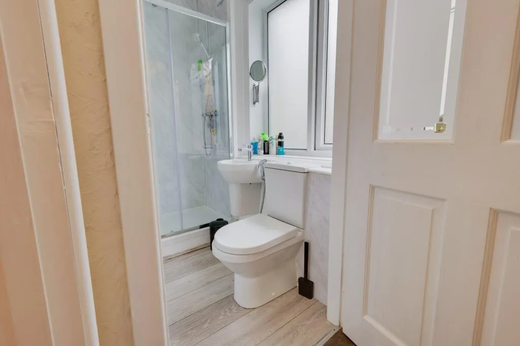 6 bed Link Detached House