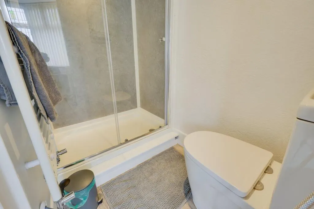 6 bed Link Detached House