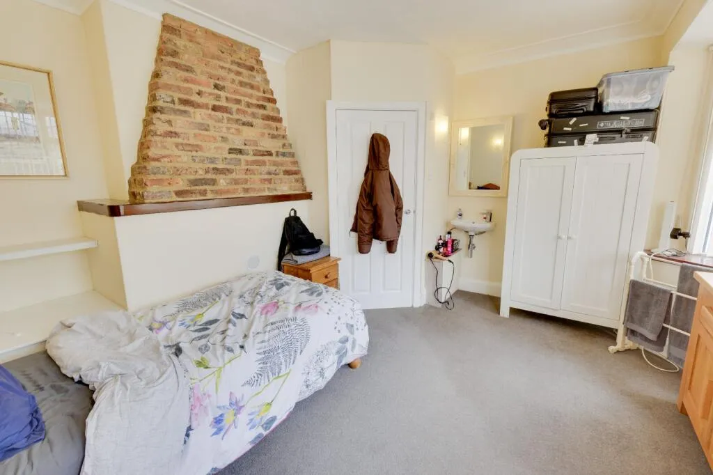 6 bed Link Detached House