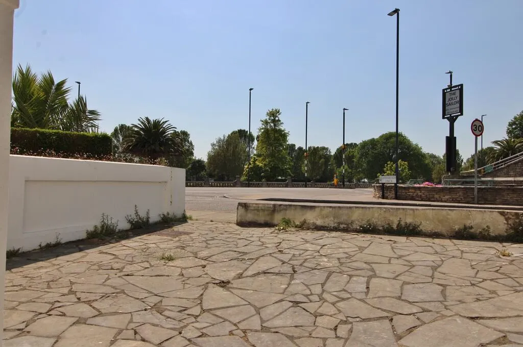2 bed Ground Flat