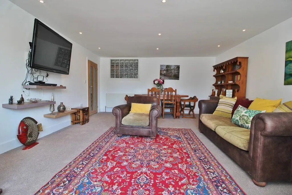 2 bed Ground Flat