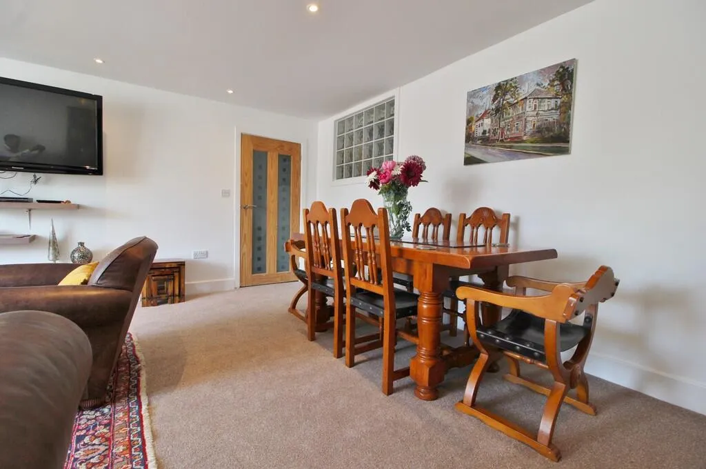 2 bed Ground Flat