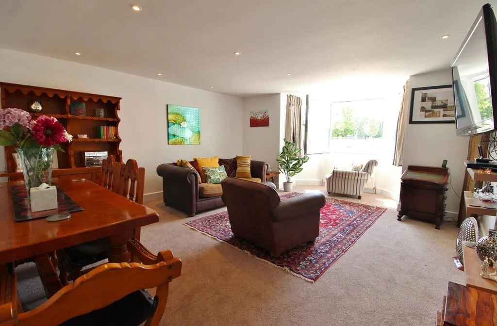 2 bed Ground Flat