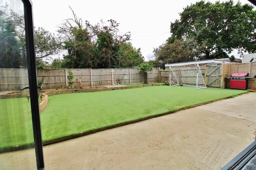 4 bed Semi-Detached