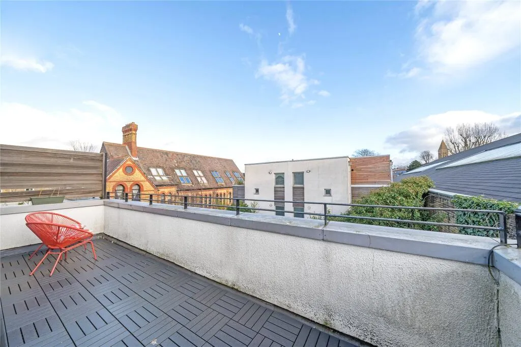 4 bed End of Terrace