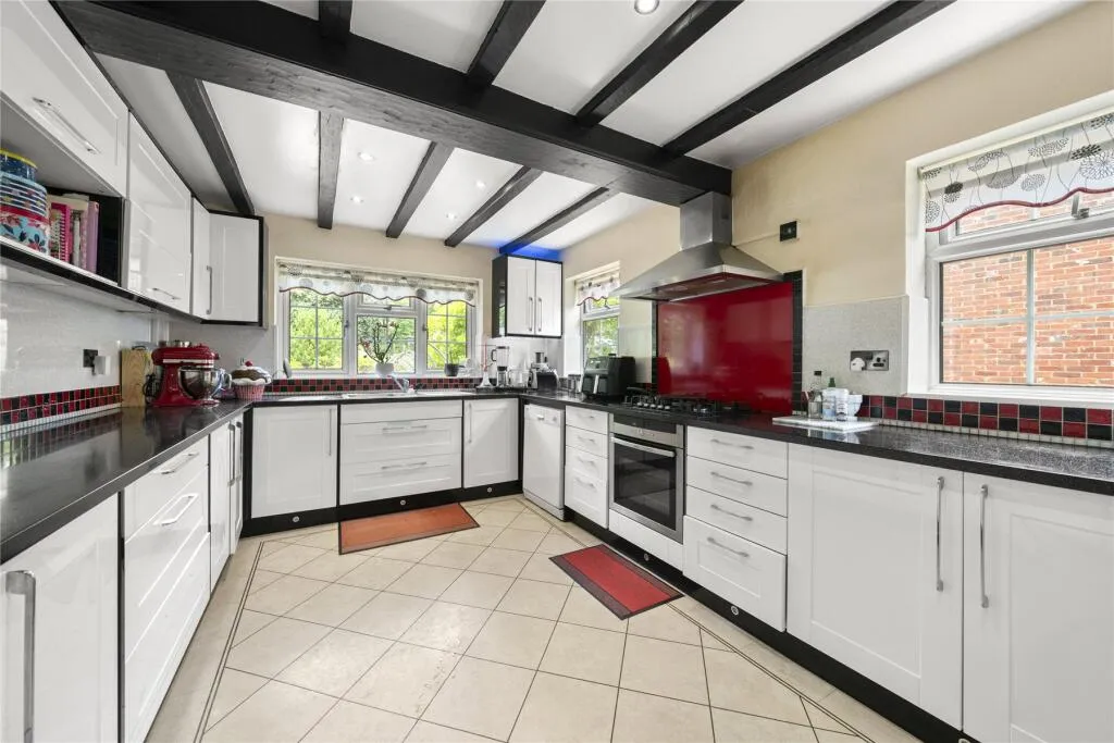 9 bed Detached