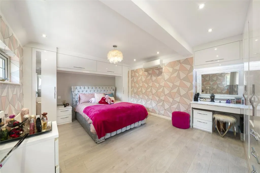9 bed Detached