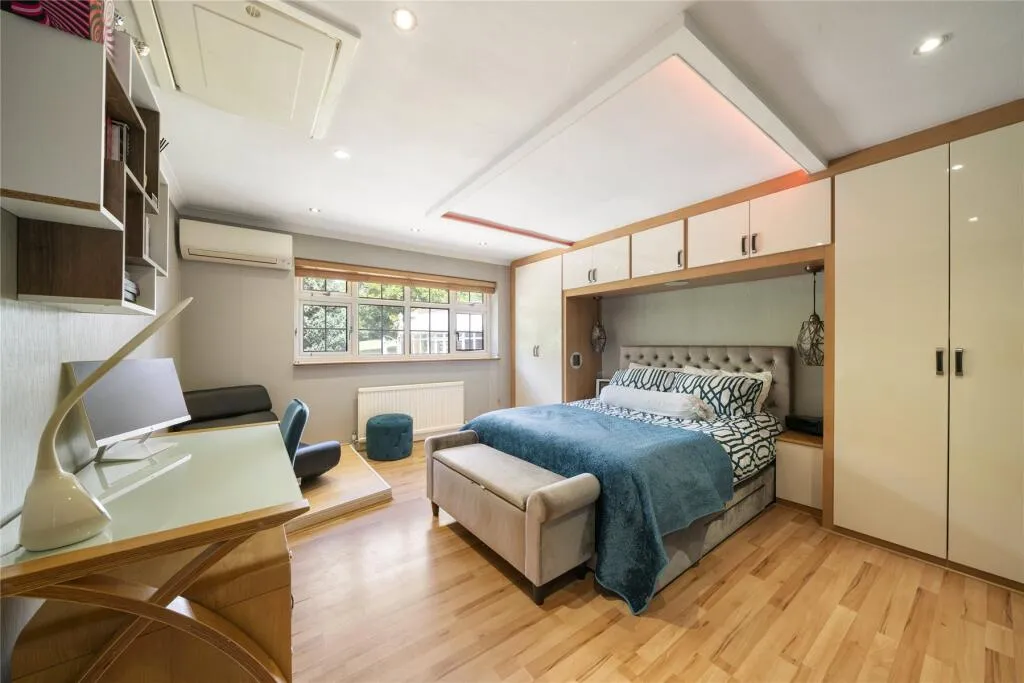 9 bed Detached