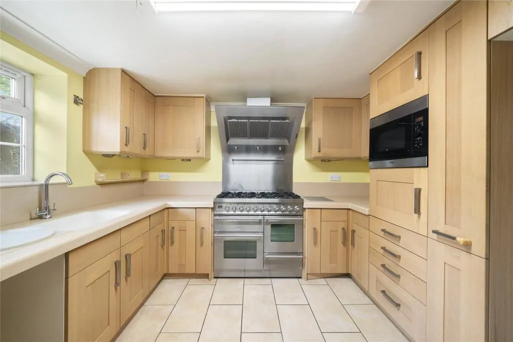 9 bed Detached