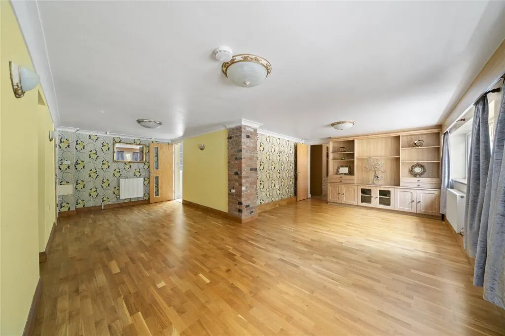 9 bed Detached