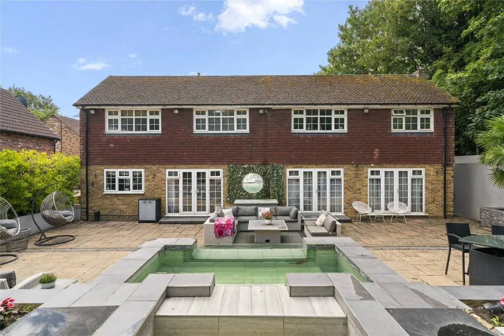 9 bed Detached