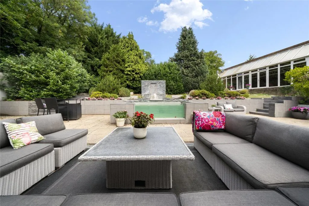 9 bed Detached