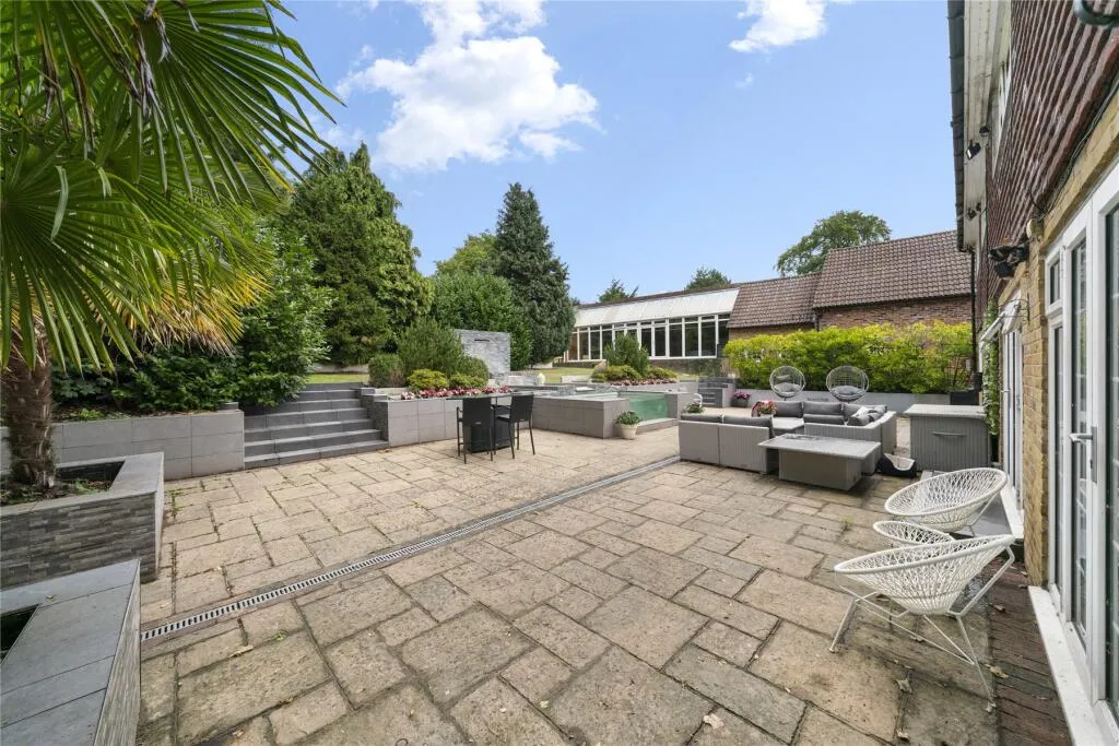 9 bed Detached
