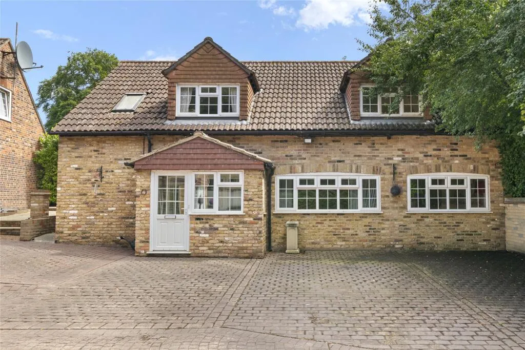 9 bed Detached