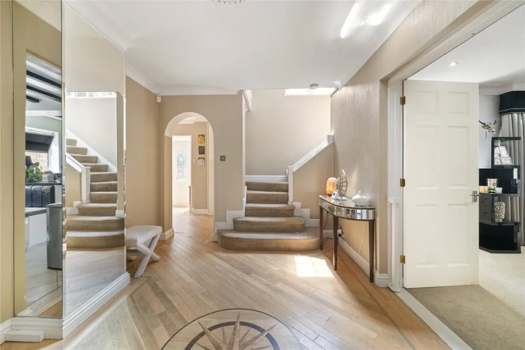 9 bed Detached