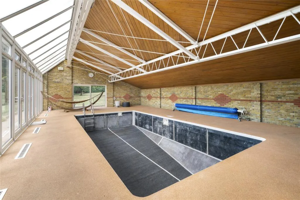 9 bed Detached