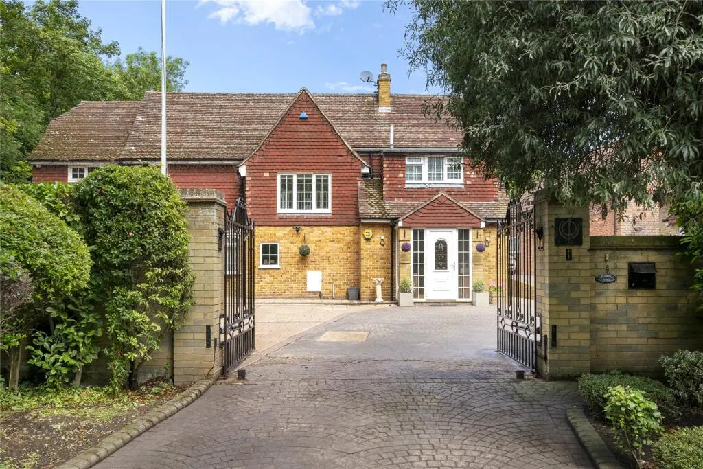 9 bed Detached