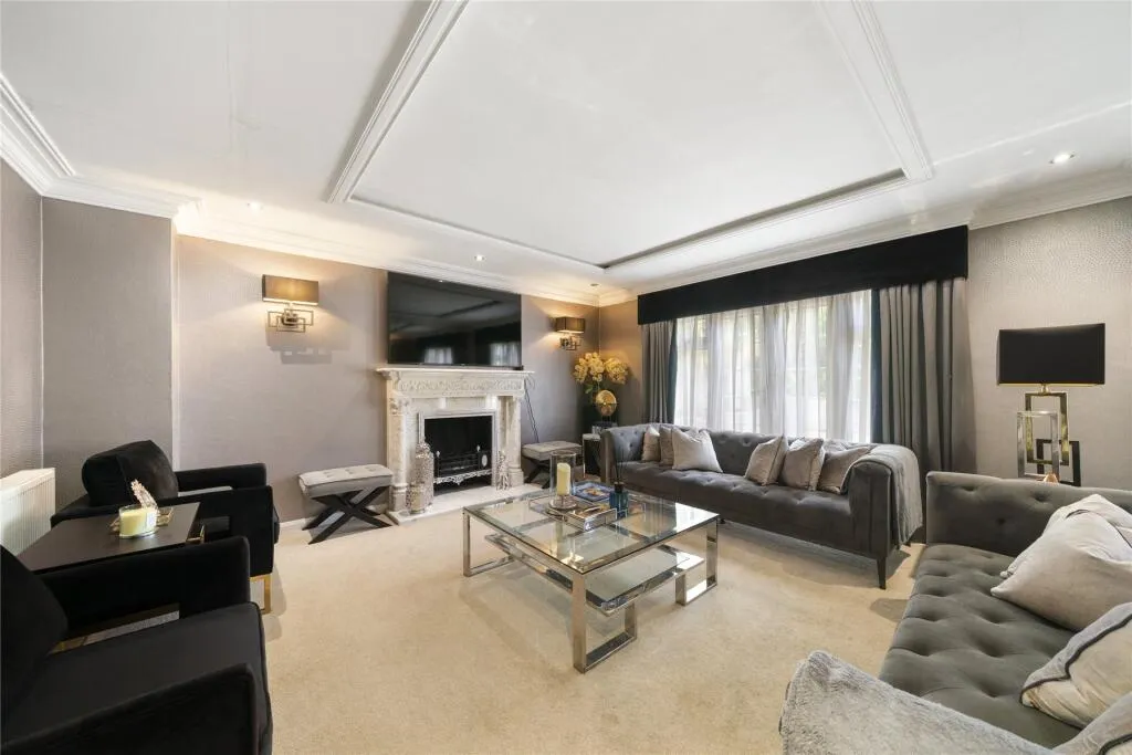9 bed Detached