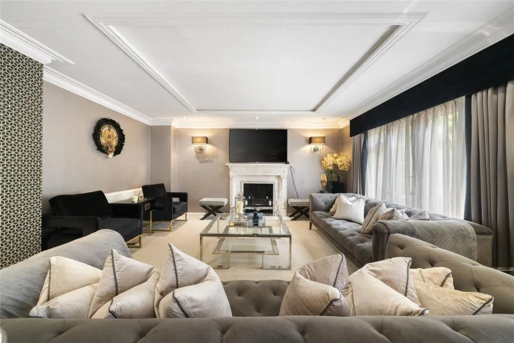 9 bed Detached