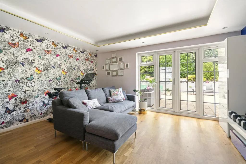 9 bed Detached