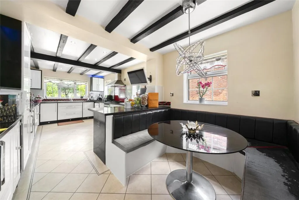 9 bed Detached
